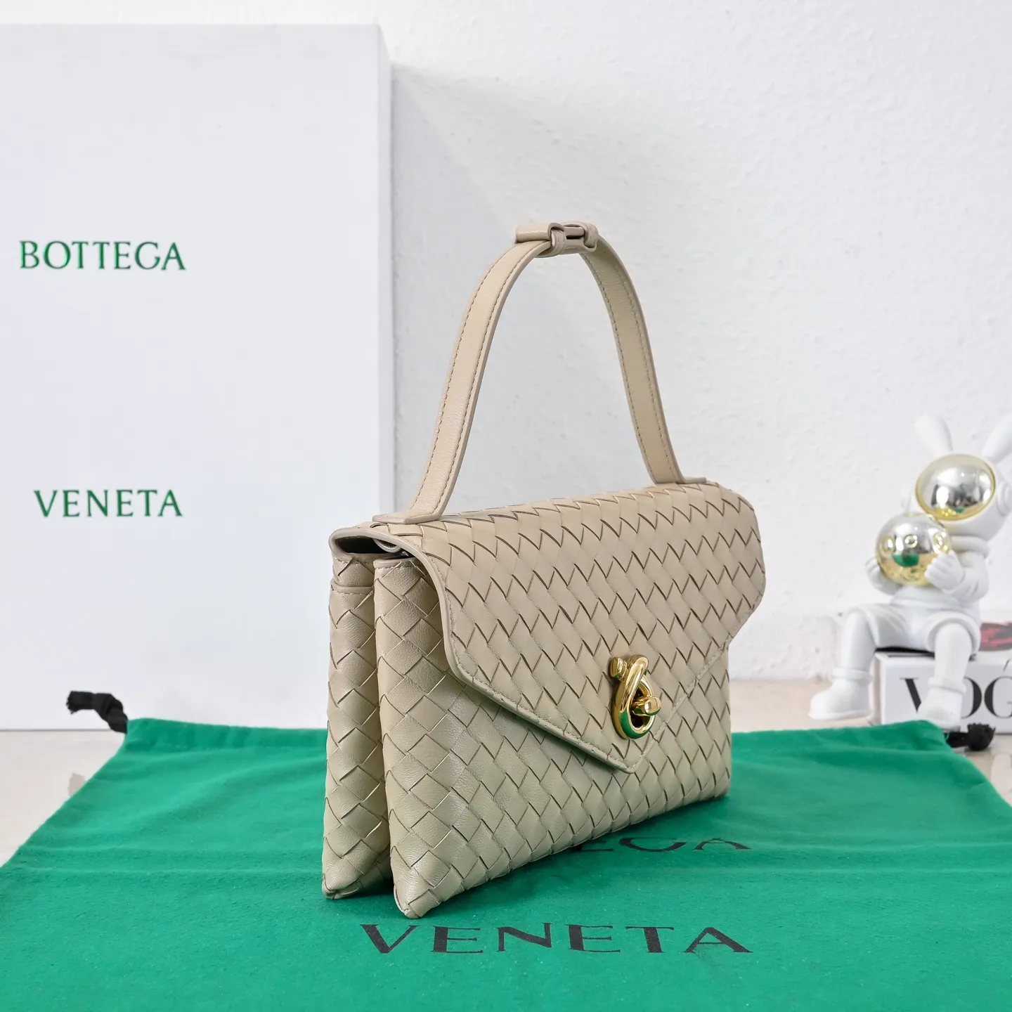 Batch 1660 #Bv new Knot Lock crossbody bag 🎈2025 early spring kont lock new series is hot on the market 🔥The brand's classic weaving process, with kont's metal rotating buttons, are exquisite and eye-catching, which is a luxurious embellishment of details. The upper body is elegant and elegant, with internal double compartments + card slots + back compartment. Super versatile, multiple carrying methods, detachable shoulder strap, portable/shoulder/cross-body, retro and fashionable, easy to carry with exquisite old-line style🫴 Model: 7191 Size: 25x16x5.5